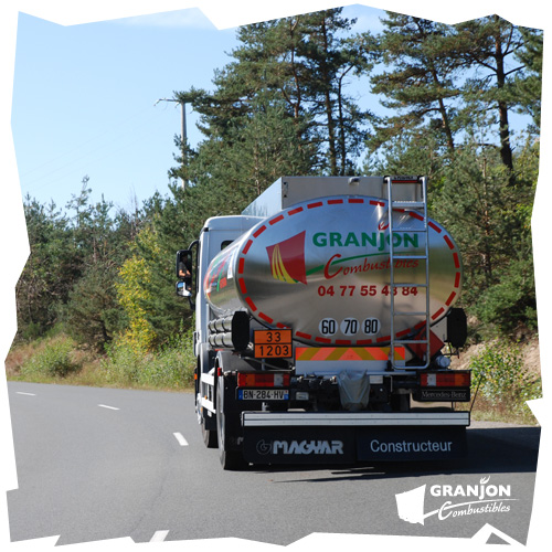 Camion de livraison de fioul sur les routes de la Loire...