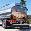 Camion de livraison de fioul sur une route de la Loire