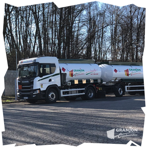 Un camion de livraison sur le terrain